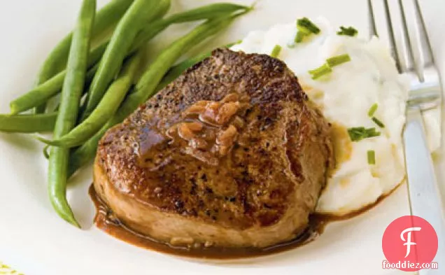 पोर्ट और सरसों की चटनी के साथ फ़िले मिग्नॉन