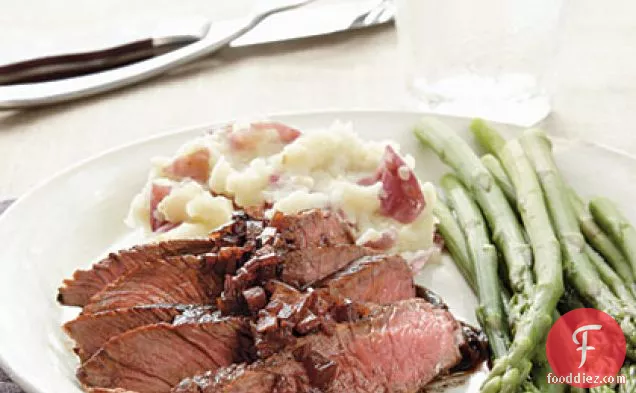 मर्लोट-बाल्समिक कमी के साथ सिरोलिन स्टेक