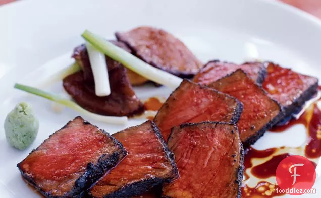 नोरी-शीटकेक और वसाबी के साथ क्रस्टेड सिरोलिन