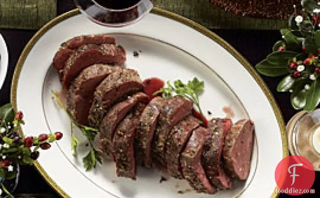 डबल-मशरूम रैगो के साथ धीमी गति से भुना हुआ बीफ़ टेंडरलॉइन