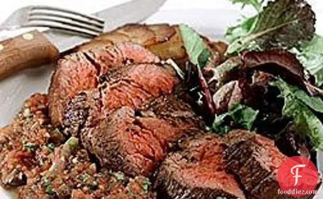 भुना हुआ टमाटर साल्सा के साथ भुना हुआ बीफ़ टेंडरलॉइन