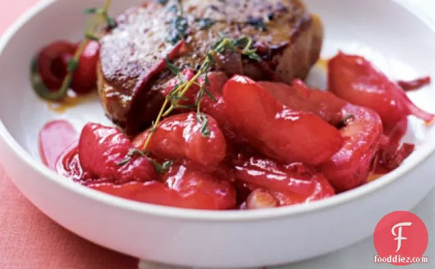 गर्म बेर सॉस के साथ पोर्क चॉप