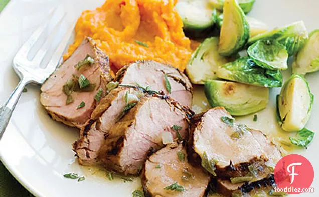 सेब ऋषि सॉस के साथ ग्रील्ड पोर्क टेंडरलॉइन