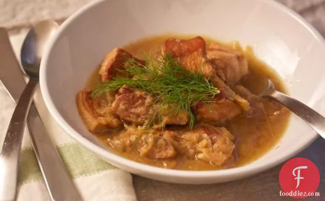 सौंफ और सेब के साथ साइडर-ब्रेज़्ड पोर्क शोल्डर