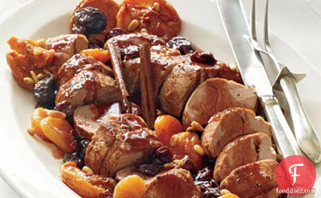 सूखे फल और पोर्ट सॉस के साथ भुना हुआ पोर्क