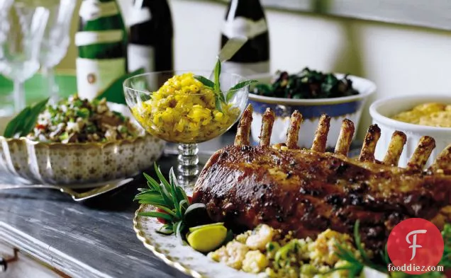 ताजा जड़ी बूटियों के साथ स्थायी पोर्क भुना हुआ