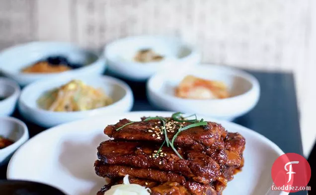 मसालेदार कोरियाई चमकता हुआ पोर्क पसलियों