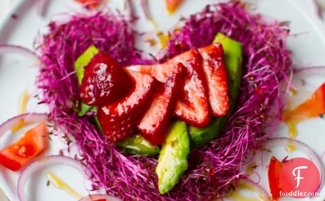 गुलाबी दिल का सलाद : स्ट्रॉबेरी + एवोकैडो