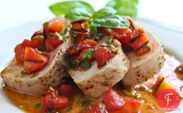 गर्म ग्रील्ड टमाटर साल्सा के साथ पोर्क टेंडरलॉइन