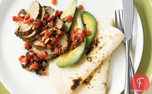 टमाटर-पुदीना साल्सा के साथ पेप्पर पोर्क टेंडरलॉइन