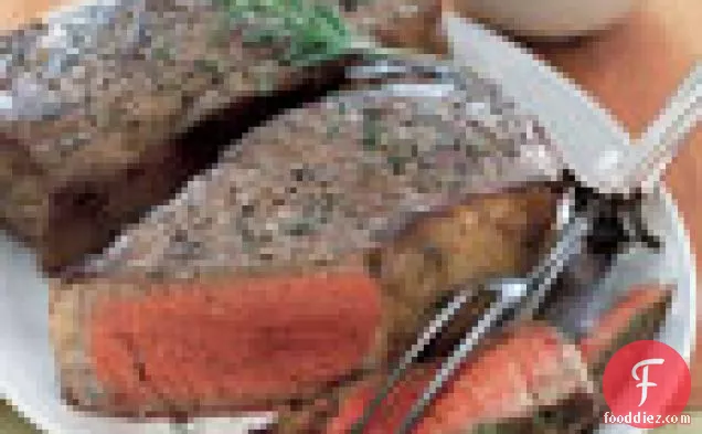 ग्रीन ऑलिव टेपेनेड के साथ पैन-ग्रिल्ड न्यूयॉर्क स्ट्रिप स्टेक