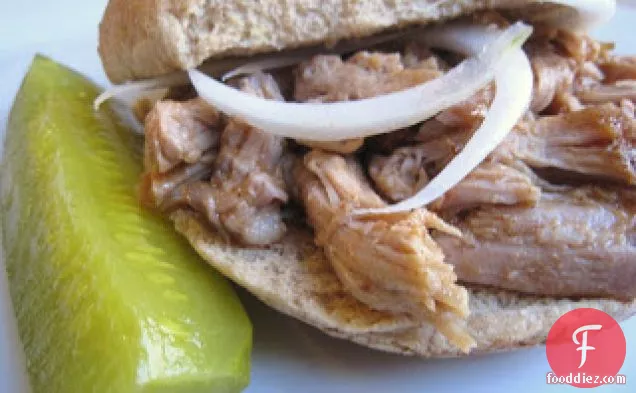 क्रॉक पॉट (धीमी कुकर) खींचा पोर्क