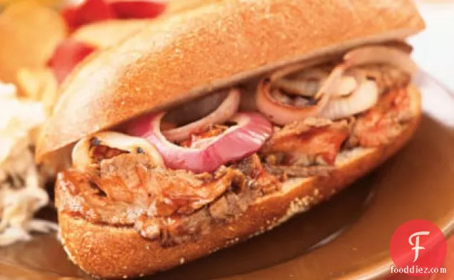 बारबेक्यू किए गए फ्लैंक स्टेक सैंडविच