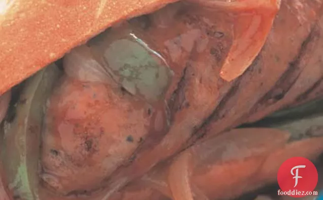 मसालेदार मेसकाइट मिर्च और प्याज के साथ ग्रील्ड ब्रैटवुर्स्ट