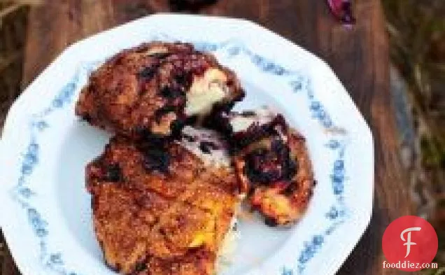 ब्रेड, बेकन और ब्लैक ऑलिव्स और लेमन ड्रेस के साथ गिलड मोज़ेरेला