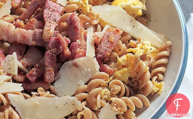 पैनकेटा, पार्मिगियानो पनीर और अंडे पास्ता