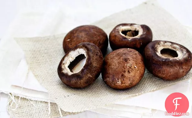 बाल्समिक और थाइम भुना हुआ पोर्टाबेला मशरूम