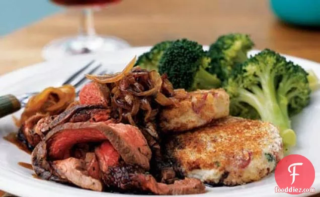 कारमेलाइज्ड प्याज और बाल्समिक शीशे का आवरण के साथ फ्लैंक स्टेक