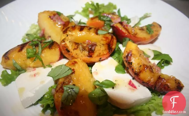 ग्रील्ड आड़ू और क्रीम (वाई) मोज़ेरेला सलाद