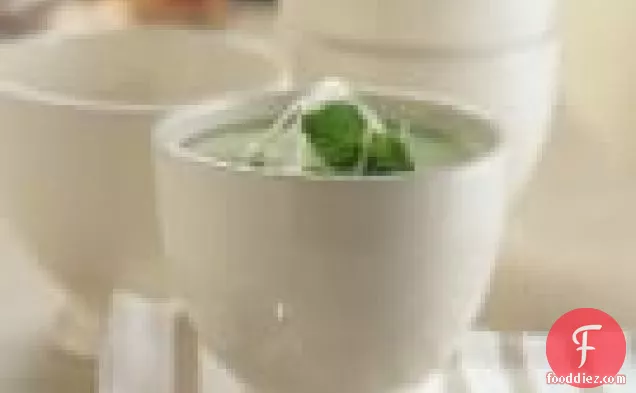 चिव ब्लॉसम क्रीम के साथ ताजा मटर का सूप