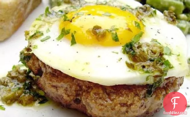 स्टेक हचे एवेक ओउफ्स ए शेवाल (हैम्बर्गर डब्ल्यू / घोड़े की पीठ पर अंडे