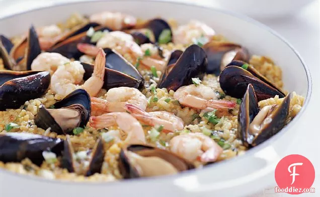 पालक और अरुगुला के साथ समुद्री भोजन पेला