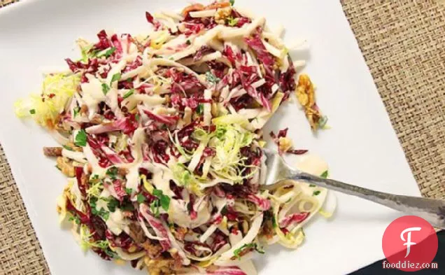 अखरोट, सेब, और परमेसन-एंकोवी ड्रेसिंग के साथ शीतकालीन हरी सलाद