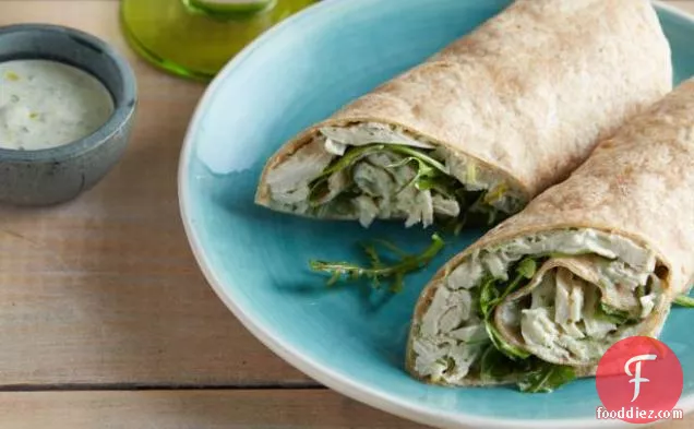 अरुगुला और पार्सले एओली के साथ रोल्ड चिकन सैंडविच