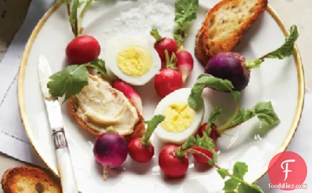 मूली और एंकोवी के साथ हार्ड-पके हुए अंडे-मक्खन क्रोस्टिनी