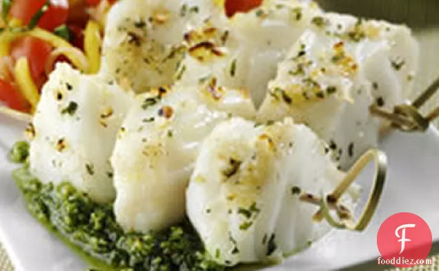 पालक पेस्टो और मैंगो साल्सा के साथ तिरछा समुद्री बास