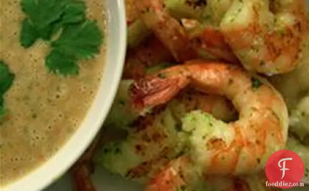 मसालेदार मूंगफली-चूने के विनिगेट के साथ ग्रील्ड झींगे