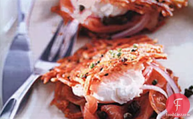 स्कैलियन आलू पैनकेक और स्मोक्ड-सैल्मन सैंडविच