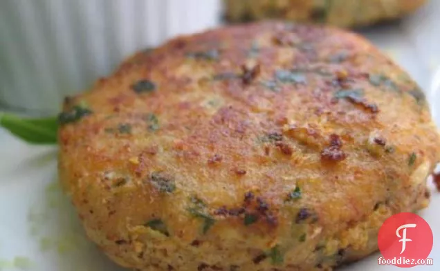 गर्म मूंगफली डुबकी के साथ थाई मछली केक