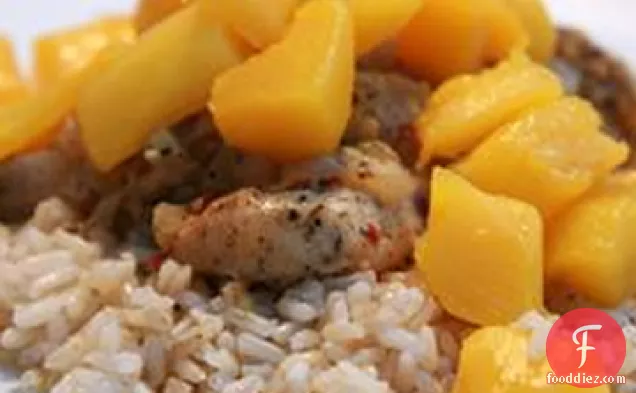 नारियल चावल और आम सालसा के साथ माही माही