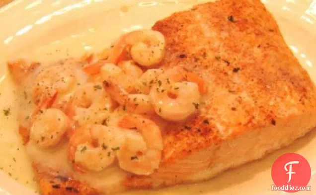 जड़ी बूटी के साथ सामन-झींगा सॉस डब्ल्यूडब्ल्यू