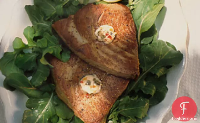 कापर बटर के साथ कटा हुआ टूना स्टेक