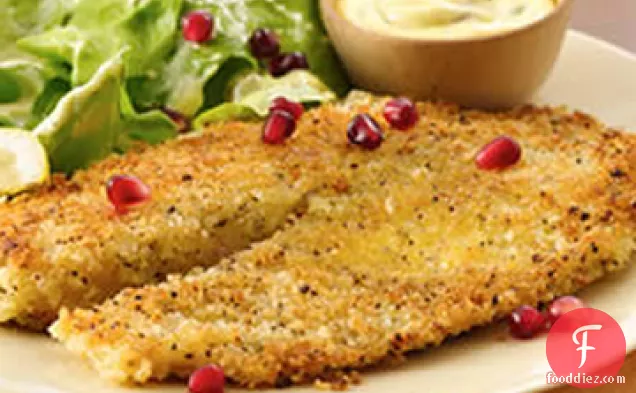 अनार के बीज के साथ मलाईदार कद्दू के बीज विनैग्रेट सलाद के साथ कटा हुआ नींबू मिर्च तिलपिया