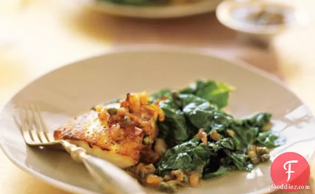 टोस्टेड-शालोट विनैग्रेट और पालक के साथ धारीदार बास