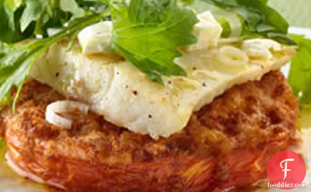 फेटा, हरी प्याज और तुलसी सलाद के साथ स्किलेट सफेद मछली