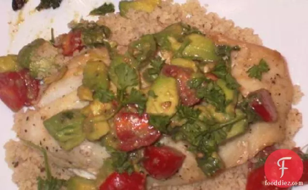 गर्म एवोकैडो साल्सा के साथ कॉड