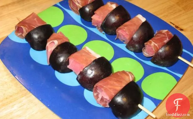 ग्रॉपर स्केवर्स डब्ल्यू / मैंगो और सेरानो हैम और कैमेम्बर्ट सॉस