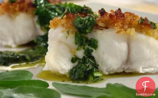 ताजा जड़ी बूटी सॉस के साथ भुना हुआ हलिबूट