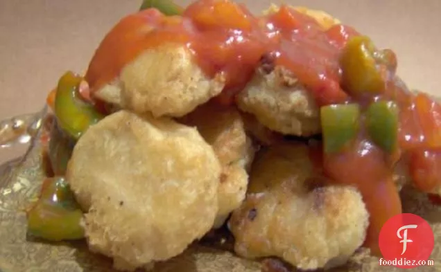 मीठी और खट्टी चटनी के साथ खस्ता मछली