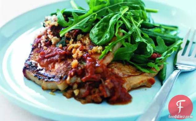 ऋषि और नींबू रोटी के टुकड़ों के साथ पोर्क कटलेट