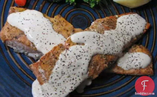 हॉर्सरैडिश-डिजॉन खट्टा क्रीम के साथ थाइम-भुना हुआ सामन