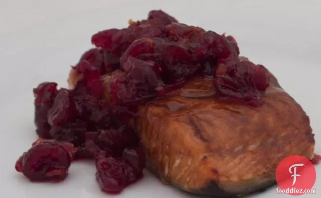 मसालेदार क्रैनबेरी स्वाद के साथ देवदार का ताजा सामन पट्टिका