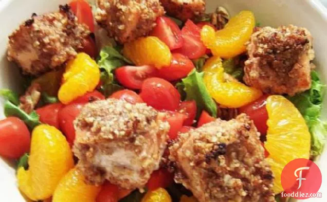 शहद सरसों ड्रेसिंग के साथ पेकन सामन सलाद