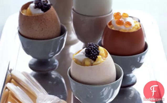 अंडे के छिलके के कप में क्रीम फ्रैच और कैवियार के साथ तले हुए अंडे