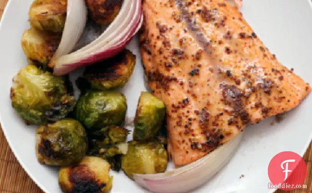 भुना हुआ ब्रसेल्स स्प्राउट्स के साथ मेपल और सरसों-चमकता हुआ सामन