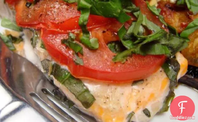 टमाटर और तुलसी के साथ ग्रील्ड सामन